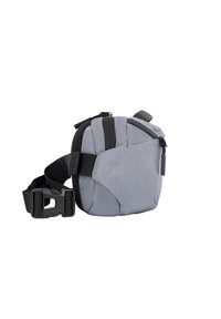 Bolso gris bandolera hecho de tela texturizada, con una correa ajustable negra, cierre de cremallera y una forma compacta y rectangular.