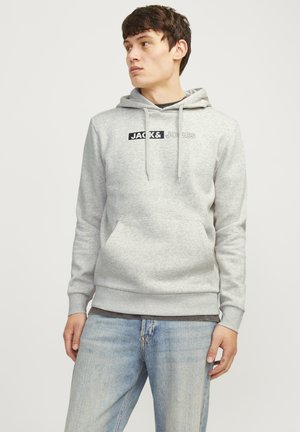 Haut à capuche gris en mélange de coton, avec une poche kangourou, une capuche à cordon de serrage et un logo imprimé sur la poitrine. Coupe décontractée.