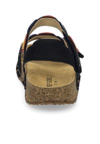 Schwarze Sandale mit Wildlederriemen, Korkfußbett und flacher Gummisohle. Verfügt über einen verstellbaren Riemen hinten und dekorative Akzente in Rot und Gelb.