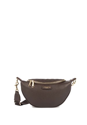Marsupio in pelle marrone scuro con zip dorate e tracolla regolabile, con piccolo logo dorato "Lancaster Paris" sulla parte anteriore.