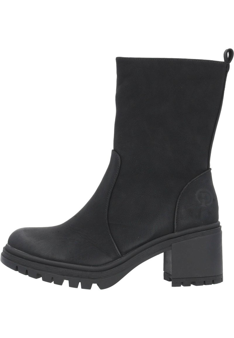 Svart ankelboot tillverkad av texturerat syntetmaterial, med en chunky klack, robust sula och en dragflik bak för enkel påtagning.