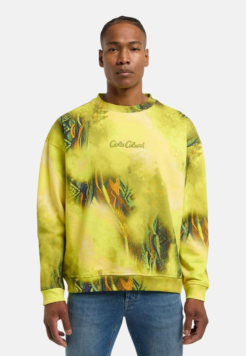 Farverig sweatshirt i lys gul med abstrakte grønne og orange mønstre. Har en rund hals og ribbede manchetter. Logo på brystet.