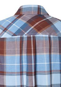 Karierter Hemd in Blau- und Brauntönen, mit klassischem Kragen und einer Rückenfalte für zusätzlichen Komfort. Aus Baumwollstoff mit weicher Textur.