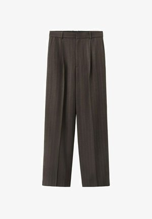 Pantalones de vestir marrón oscuro con rayas finas, pinzas, trabillas para cinturón y corte de pierna recta.