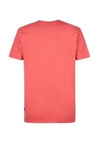 Camiseta de manga corta color coral, con cuello redondo, fabricada en algodón suave, presenta un diseño liso sin patrones ni acentos.