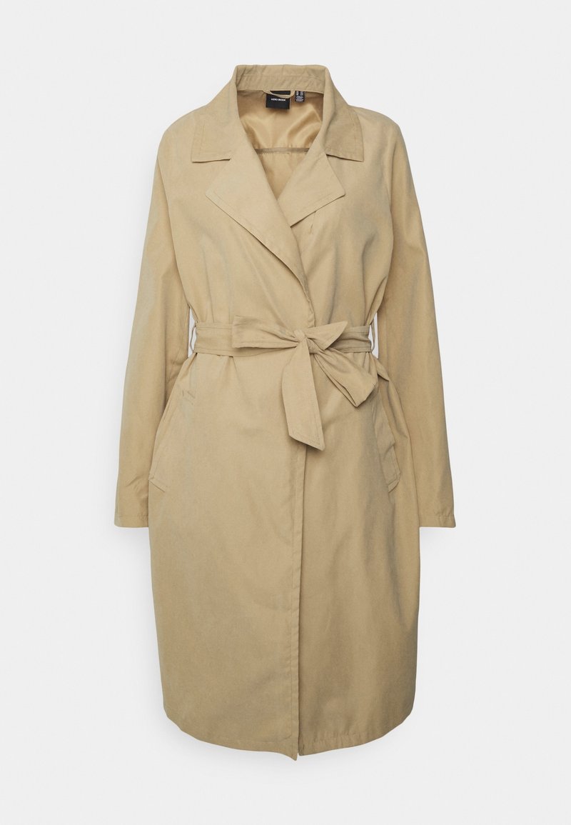 Beige trenchcoat met een kraag, een ceintuur in de taille en zijzakken. Gemaakt van een gladde stof met een ontspannen pasvorm en lange mouwen.