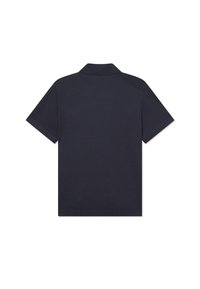 Marine kortermet polo skjorte, bomullsmateriale, klassisk krage, ensfarget design, med rett kant og uten synlige logoer eller mønstre.
