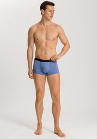 Herrarnas blå boxershorts med svart midjeband, som har ett mjukt, sträckt tyg och en åtsittande passform, med en platt front och låg midja.