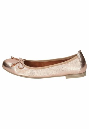 Ballerine en rose gold métallique, avec un bout arrondi et un nœud décoratif à l'avant. Texture lisse avec un petit talon.
