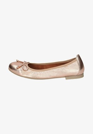Balletflats in metallic Roségold, mit abgerundeter Zehenpartie und einer dekorativen Schleife an der Vorderseite. Glatte Textur mit niedrigem Absatz.
