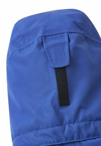 Blaues, leichtes Gewebe mit glatter Textur. Verfügt über einen Verschluss mit Lasche und gestickte Nähte, die ein funktionales und schlankes Design hervorheben.