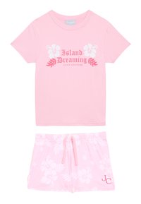 T-shirt rose à manches courtes avec le texte "Island Dreaming" et un motif floral, associé à un short floral rose avec une taille élastique.