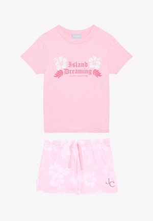 Rosa Kurzarm-T-Shirt mit dem Text "Island Dreaming" und floralem Design, kombiniert mit rosa Blumenshorts mit einem elastischen Bund.