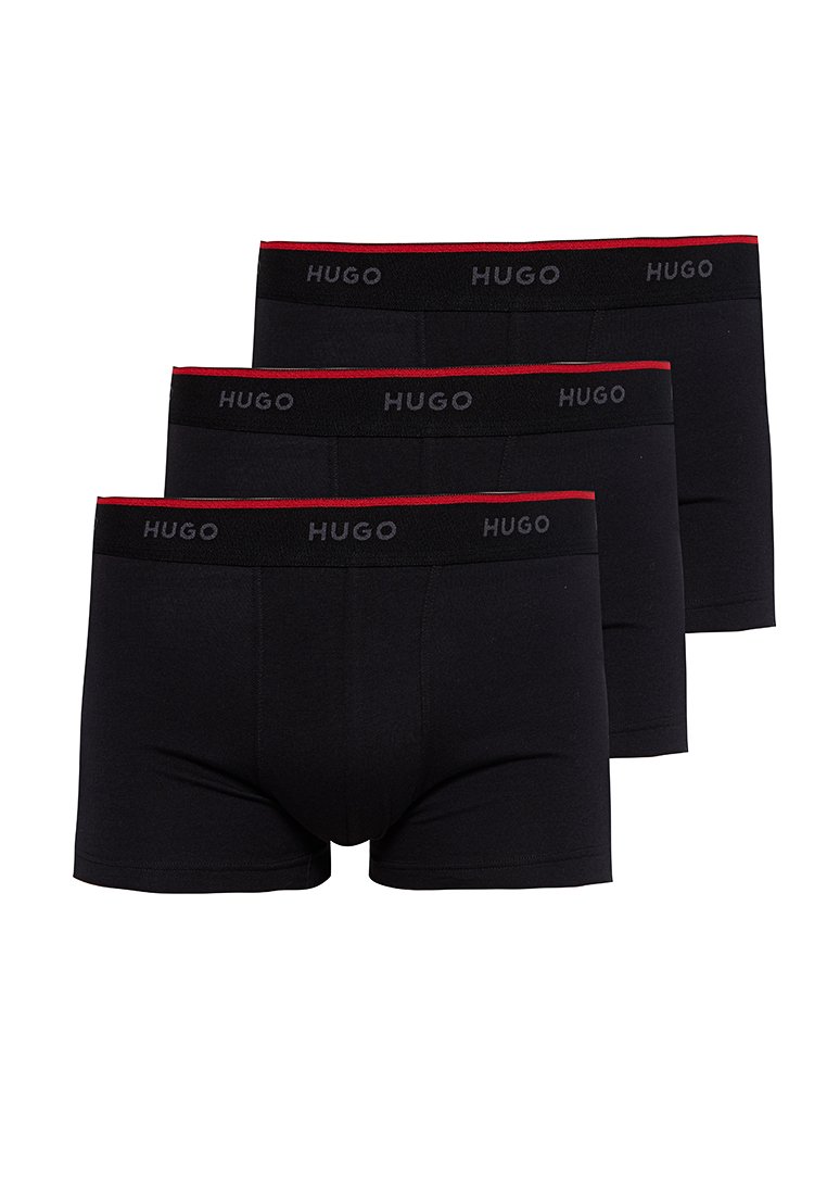 Drei schwarze Herren-Boxershorts mit schwarzen Bündchen, roten Akzenten und grauem "HUGO"-Logo auf dem Bündchen, auf einem weißen Hintergrund präsentiert.