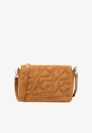 Borsa a tracolla in pelle scamosciata color cuoio con design geometrico trapuntato, dotata di tracolla staccabile e logo metallico.