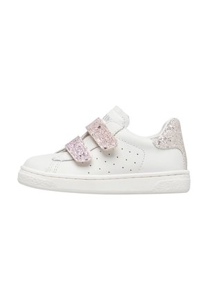 Baskets en cuir blanc avec deux laçages en Velcro pailletés roses, côtés perforés et une accent en paillettes gris clair au talon. Semelle en caoutchouc plate.
