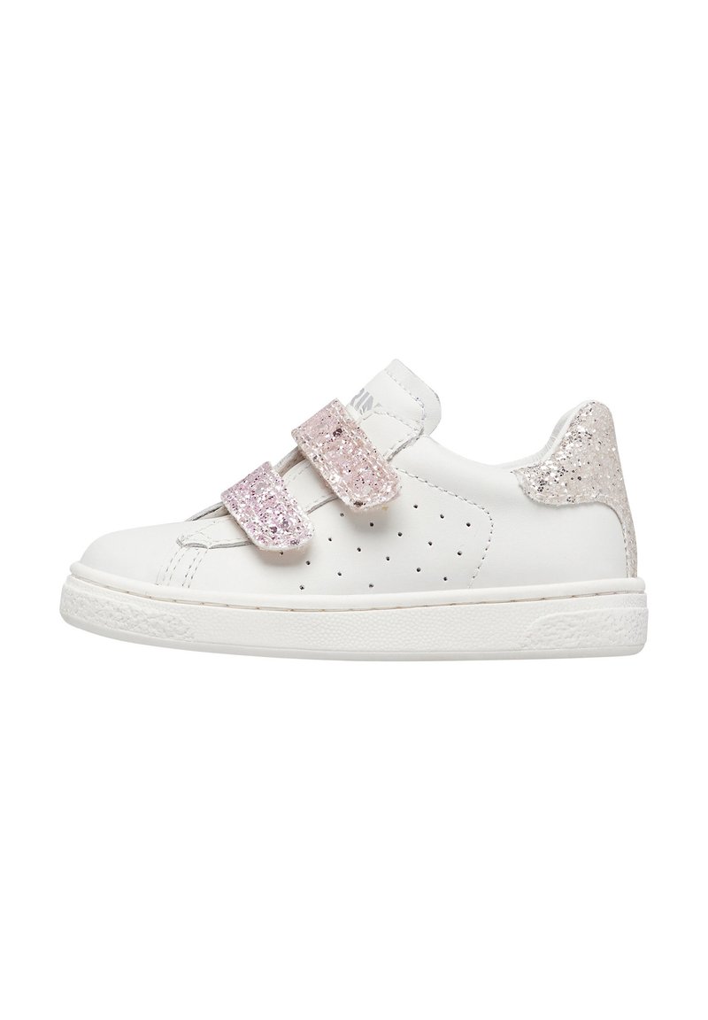 Bílé kožené tenisky se dvěma růžovými třpytivými suchými zipy, perforovanými bočními částmi a světle šedým třpytivým akcentem na patě. Plochá gumová podrážka.