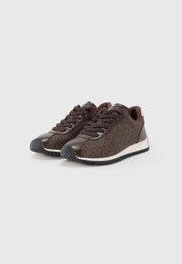 Brune sneakers med strukturert lær og stoffoverdel, med et mønstret sidepanel, rund tå og snøring. Gummisåle med godt grep.