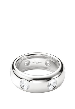 Silberner Bandring mit mehreren runden, klaren Edelsteinen, die gleichmäßig außen verteilt sind, innen eingravierter Markenname.