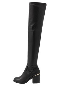 Bota de cuero negra hasta la rodilla con tacón bloque y sutil acento dorado por encima del tacón, con textura suave y punta redondeada.