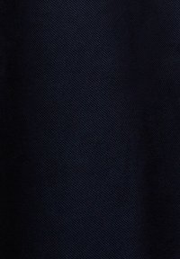 Mörk marinblått tyg med en fin, strukturerad väv som uppvisar en jämn yta och en subtil lyster. Lämplig för olika textiltillämpningar.