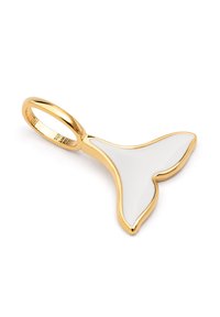 Pendentif plaqué or en forme de queue de baleine, avec une surface en émail blanc lisse et un bord poli.