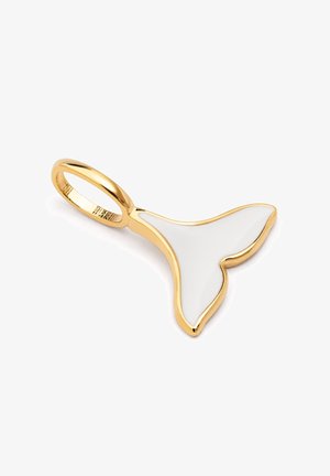 Colgante bañado en oro con forma de cola de ballena, que presenta una superficie de esmalte blanco suave y un borde pulido.