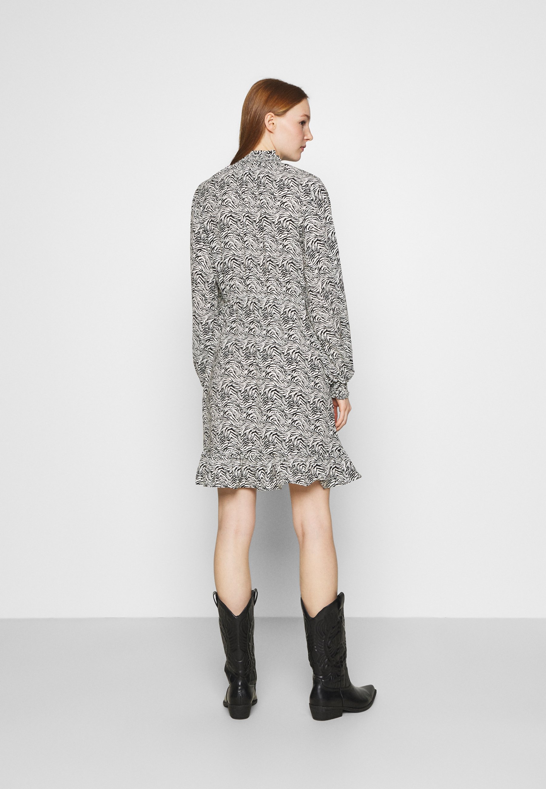 Women VMNEWLISA GRAFFIC DRESS - Day dress Women VMNEWLISA GRAFFIC DRESS - Day dress