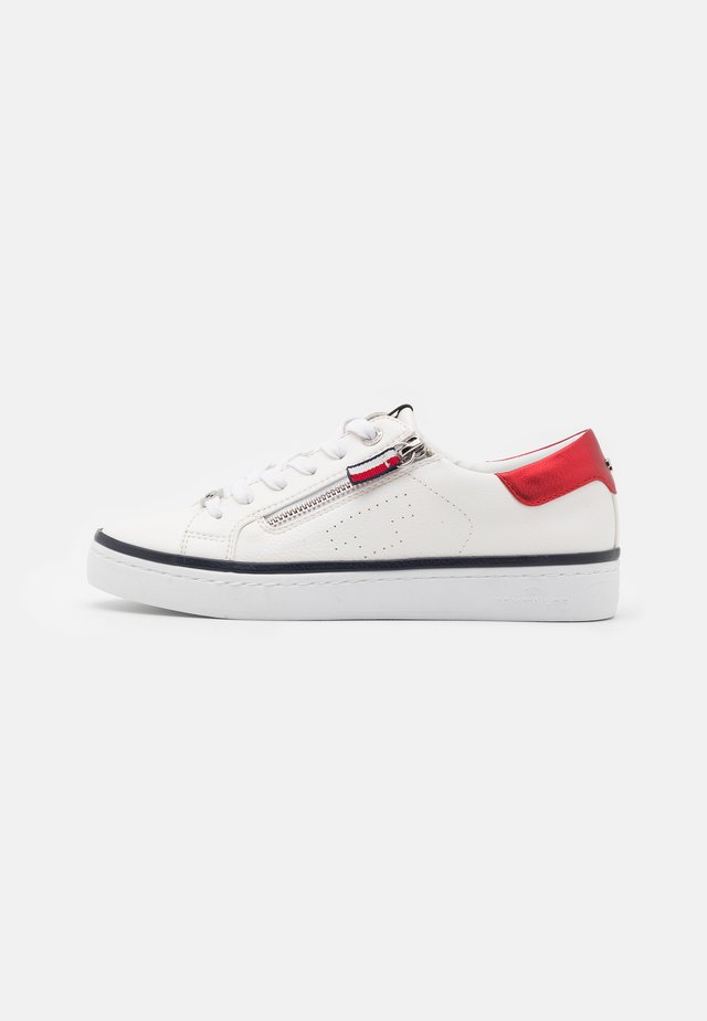 Trainers - white