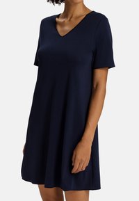 Abito corto blu navy a maniche corte con scollo a V, realizzato in tessuto liscio. Vestibilità ampia con orlo a sbuffo e senza motivi o accenti visibili.