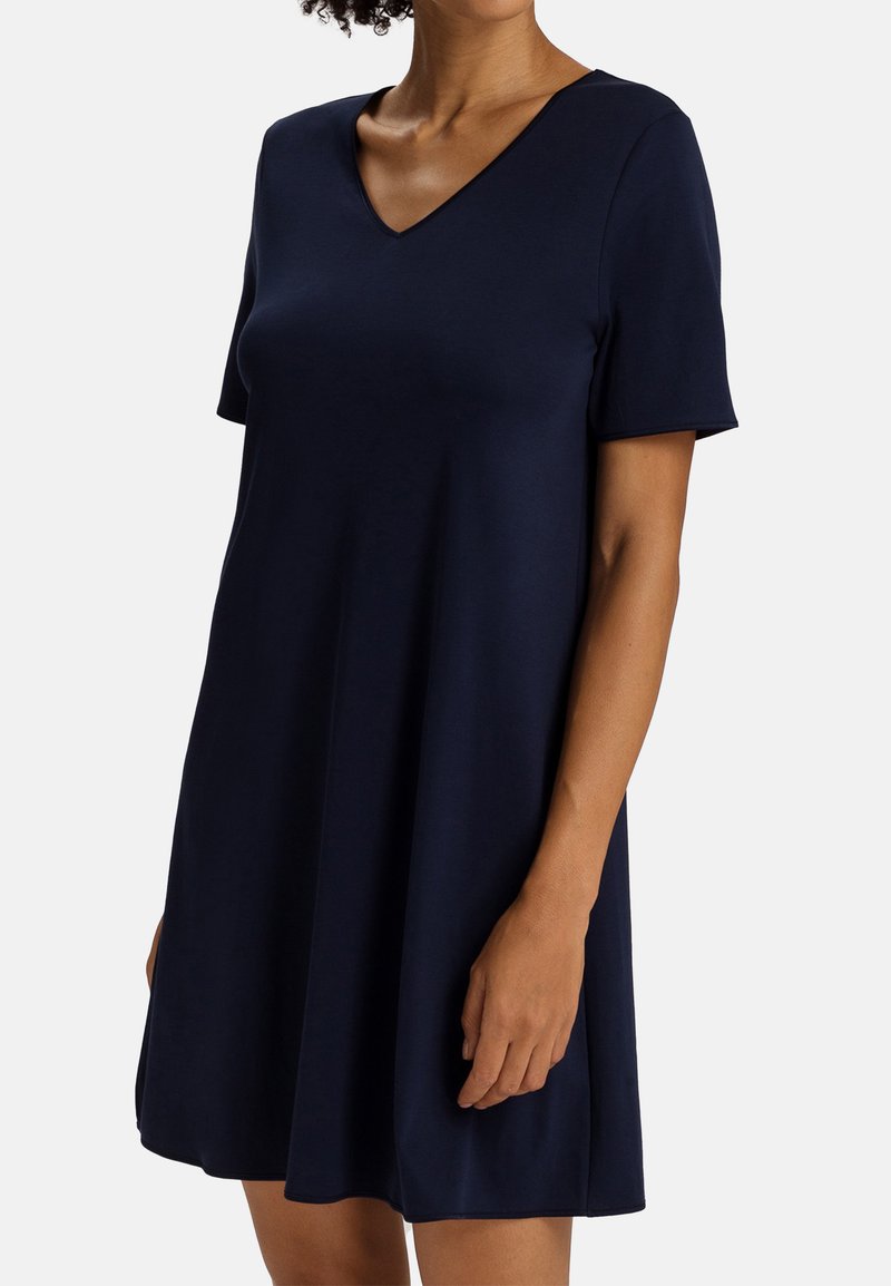 Abito corto blu navy a maniche corte con scollo a V, realizzato in tessuto liscio. Vestibilità ampia con orlo a sbuffo e senza motivi o accenti visibili.