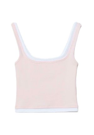 Drei ärmellose, bauchfreie Tanktops in Hellrosa, Weiß und Beige mit quadratischen Ausschnitten, auf einem weißen Hintergrund gestapelt.