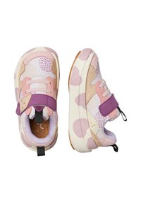 Sneaker multicolori con tomaia a motivo in lavanda, rosa e beige, dotate di una fascia in velcro, dettagli in pizzo e suole in gomma testurizzata.