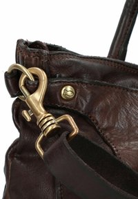 Borsa in pelle marrone con una finitura testurizzata, dotata di un clasp in ottone e accessori. Include una tracolla montata per il trasporto.
