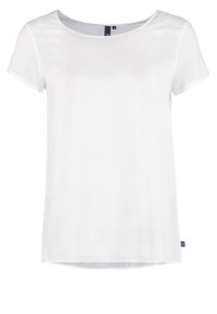 Jednoduché bílé tričko s krátkým rukávem a kulatým výstřihem, s malou velikostní etiketou viditelnou uvnitř límce.