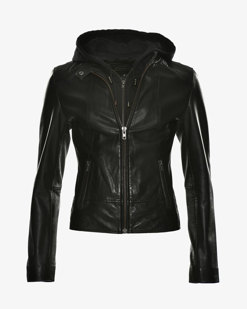 Schwarze Lederjacke mit einem Reißverschluss vorne, ausgestattet mit einer Kapuze. Glatte Textur, taillierter Schnitt und zwei seitlichen Reißverschlusstaschen.