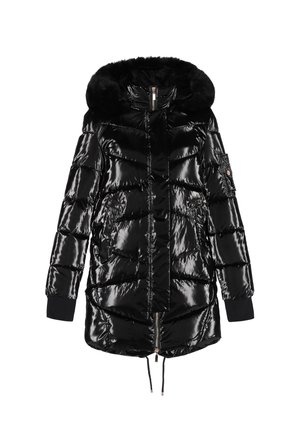 Giacca a vento nera con finitura lucida, cappuccio foderato in pelliccia, chiusura con zip e polsini a costine. Caratteristiche includono tasche laterali e orlo con coulisse.