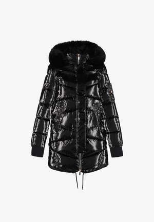 Giacca a vento nera con finitura lucida, cappuccio foderato in pelliccia, chiusura con zip e polsini a costine. Caratteristiche includono tasche laterali e orlo con coulisse.