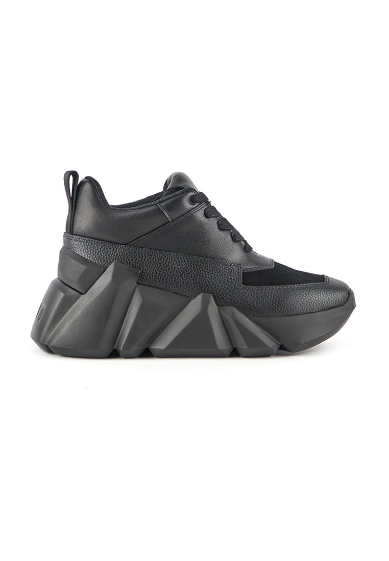 Czarne sneakersy zewnętrzne z teksturowanej skóry, okrągłym czubkiem oraz masywną, kanciastą gumową podeszwą. Sznurowany fason z wyściełanym językiem i kołnierzem.