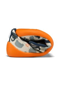 Weicher, orange Gummisohle mit gemustertem Textil-Obermaterial, das blaue, graue und beige Tiermotive aufweist; kompaktes, flexibles Design für Komfort.