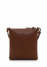 Hnědá kožená crossbody taška s texturovaným povrchem, čtvercovým tvarem, horním zipem a nastavitelným popruhem pro všestranné nošení.