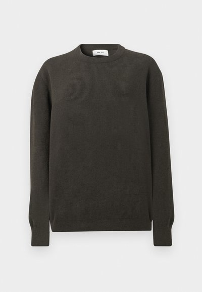 Pull en tricot vert foncé à col rond, manches longues, texture côtelée et poignets ajustés. Design décontracté pour un port polyvalent.