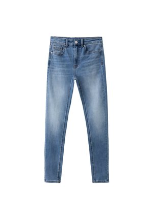 Jean skinny bleu délavé avec bouton à l'avant, fermeture éclair et design cinq poches, posé à plat sur un fond blanc.