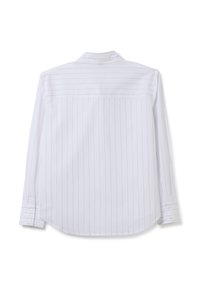 Camicia bianca a maniche lunghe con sottili righe verticali, colletto aperto e polsini con bottoni, orlo arrotondato e tessuto morbido.