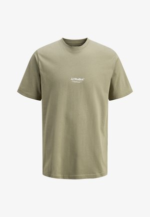 Olijfgroene T-shirt met korte mouwen, voorzien van een wit "JJ Studios" tekstlogo gecentreerd op de borst, een ronde hals en een losse pasvorm.