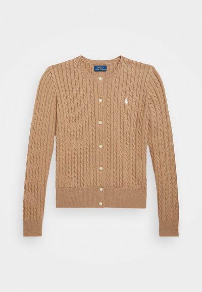 Kabelstrikket cardigan i tan med lange ermer, rund hals og gullfargede knapper. Har en liten brodert logo på brystet.