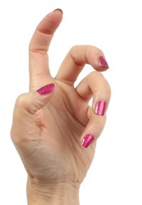 Hand die een gebaar toont met opgerolde vingers. De nagels zijn voorzien van felroze glittersmaak. De huid is licht van kleur met zichtbare textuur en detail.