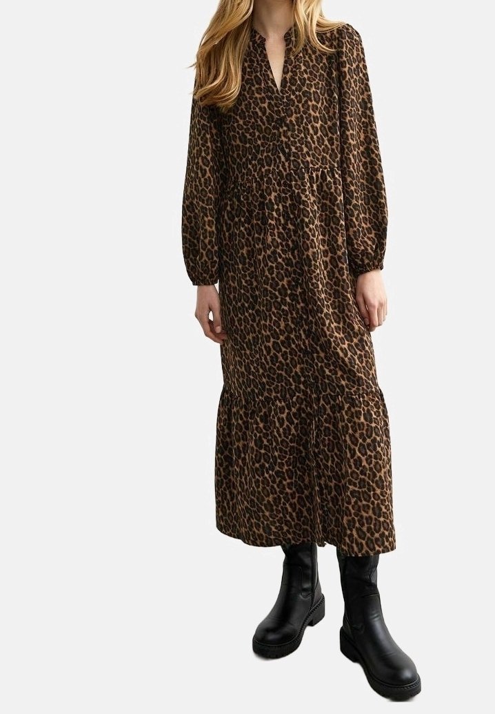 Middimekko ruskealla leopardikuvioinnilla, pitkät hihat, hieman kokoontunut vyötärö ja kerroksellinen helma. Mustat nilkkurit viimeistelevät asun.