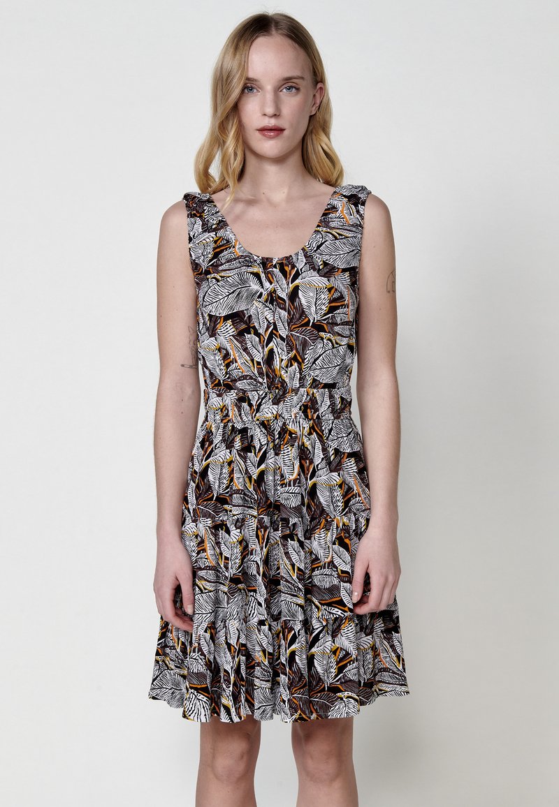 Ärmelloses Kleid mit floralem Muster in Schwarz, Weiß und Orange. Verfügt über einen Rundhalsausschnitt und eine geraffte Taille, die in einen schwingenden Rock übergeht.