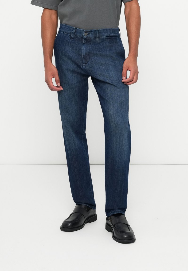 Dunkelblå denimjeans med rette ben, som har et klassisk liv, fem lommer og diskrete sømdetaljer.